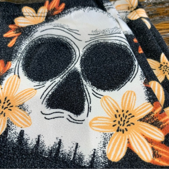 LuLaRoe TC Fright Club Floral Skull Halloween Leggings Tall Curvy - Picture 2 of 16